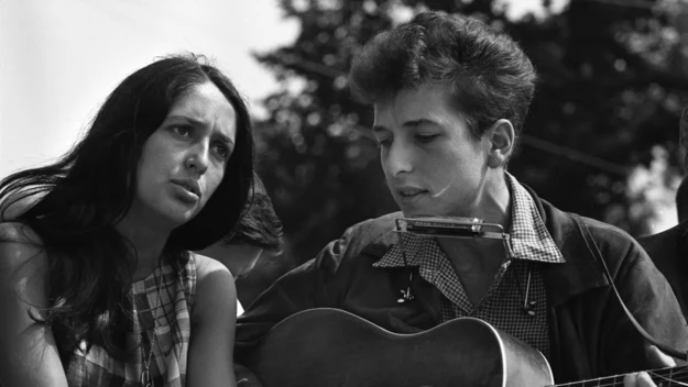 W 1961 roku Joan Baez poznała Boba Dylana. Na wokalistce duże wrażenie zrobił jego utwór "Song to Woody", który chciała nagrać. Dwa lata później Dylan pojawił się jako sekretny gość specjalny podczas koncertu Joan na festiwalach Monterey Folk oraz Newport Folk.

Na zdjęciu: Joan Baez i Bob Dylan