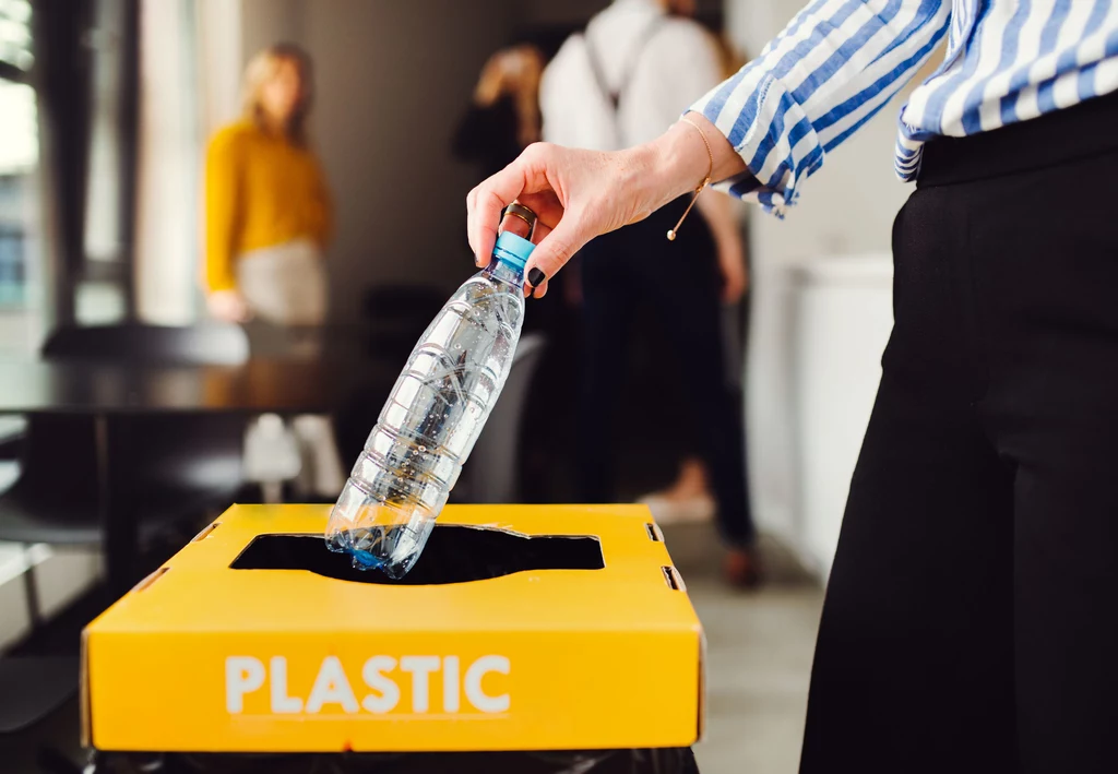 Celów zbiórki butelek plastikowych nie da się osiągnąć bez wdrożenia systemu kaucyjnego; bez wypełniania tych celów napoje mogą być droższe, bo na producentów zostaną nałożone kary - wskazała wiceprezes w grupie Tomra Anna Sapota. Jednocześnie ekspertka dodała, że Polska płaci za plastik, który nie trafił do recyklingu, 1,7 mld euro rocznie. 