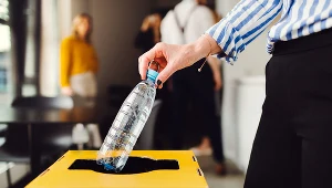 Celów zbiórki butelek plastikowych nie da się osiągnąć bez wdrożenia systemu kaucyjnego; bez wypełniania tych celów napoje mogą być droższe, bo na producentów zostaną nałożone kary - wskazała wiceprezes w grupie Tomra Anna Sapota. Jednocześnie ekspertka dodała, że Polska płaci za plastik, który nie trafił do recyklingu, 1,7 mld euro rocznie. 
