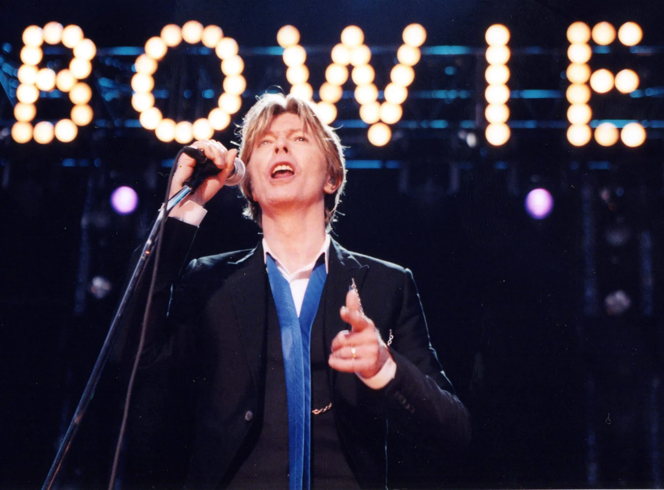 "Bowie wciąż pisał, można powiedzieć, że na łożu śmierci. Widziałem walczącego człowieka. Walczył jak lew. Mam do niego niesamowity szacunek za to" - powiedział holenderskiemu serwisowi dutchnews.nl belgijski reżyser Ivo van Hove, który z Bowiem pracował nad scenicznym musicalem "Lazarus". Twórca był jedną z nielicznych osób, które wiedziały o postępującej chorobie muzyka. 