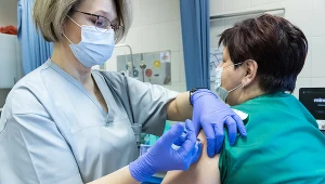 Szczepienie przeciw COVID-19; zdj. ilustracyjne 