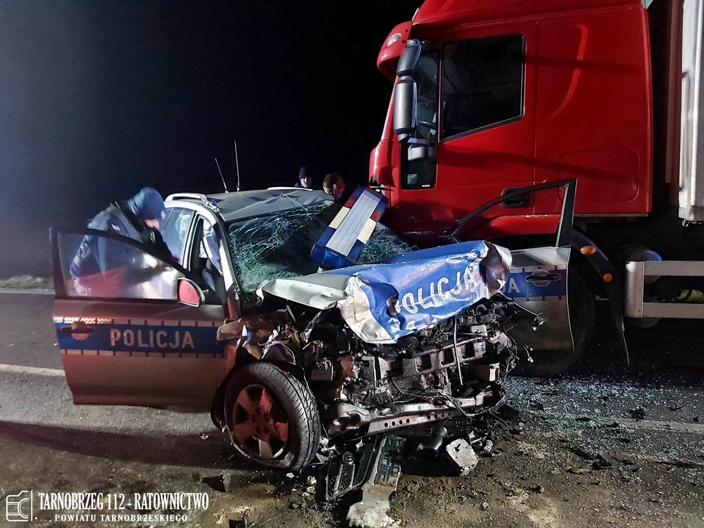 Policjanci uciekli z radiowozu stojącego na blokadzie obok ciężarówki