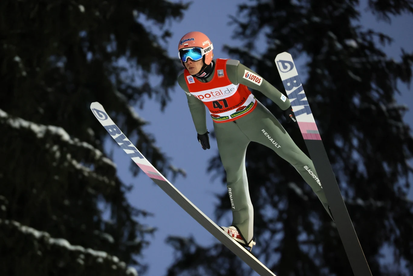 Dawid Kubacki po słabszym skoku w 2. serii uplasował się na 7. lokacie 