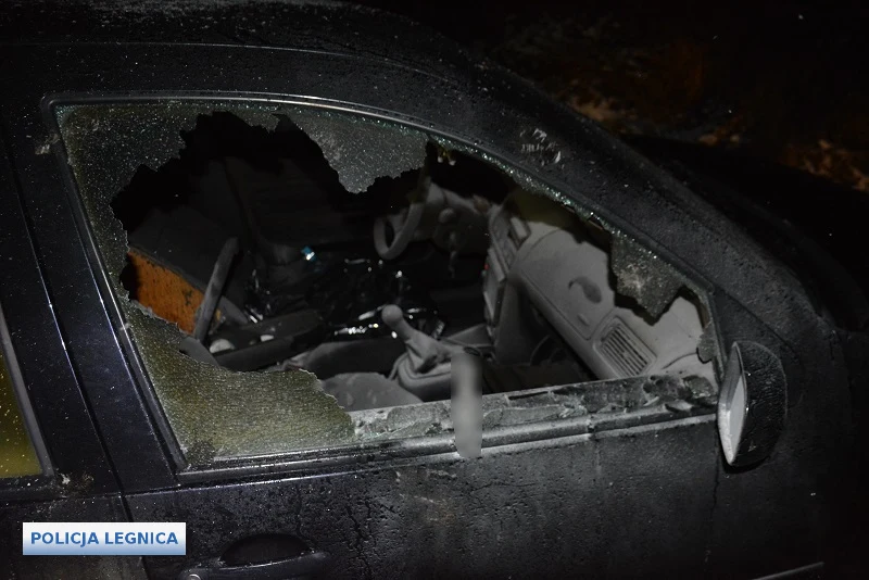 Sprawca podpalił i porzucił auto