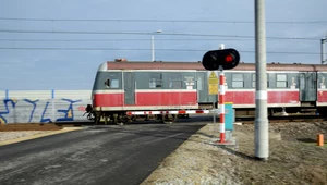 Rowerzysta ominął zapory. Przed pociągiem już nie zdążył...