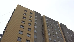 Ciało mężczyzny leżało na dachu umieszczonym nad klatką schodową