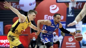 Ivan Almeida (z piłką)