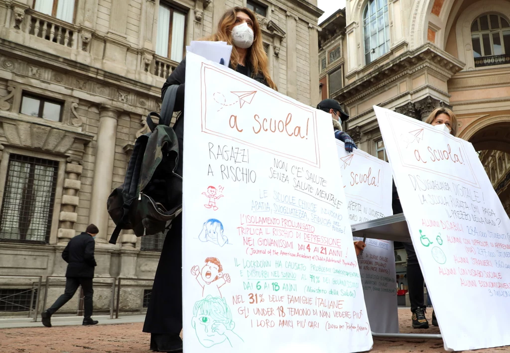 Uczniowie i rodzice protestujący w Mediolanie przeciwko utrzymaniu edukacji zdalnej dla szkół średnich. Uczniowie i rodzice protestujący w Mediolanie przeciwko utrzymaniu edukacji zdalnej dla szkół średnich.