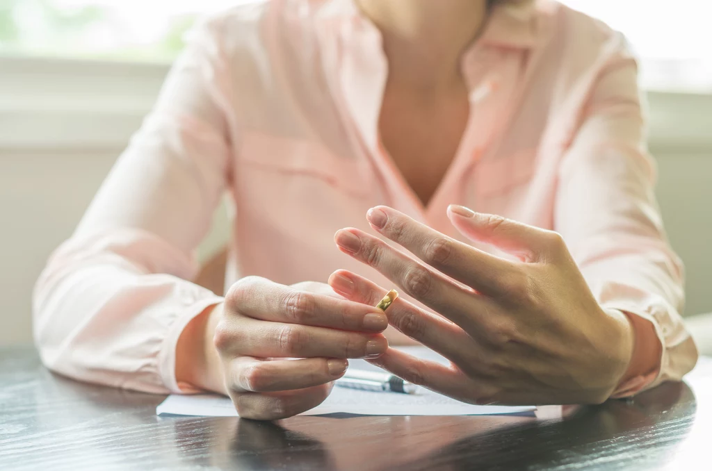 Strzelec Ludzie spod znaku Strzelca są rozrywkowi i nie stronią od innych ludzi. Nawet gdy są w związku małżeńskim, pozwalają sobie na niewinny flirt. Często jednak na samym flircie się nie kończy... Zodiakalne Strzelce są namiętne i impulsywne, więc szybko biorą ślub, myśląc, że spotkały miłość na całe życie. Później jednak okazuje się, że ktoś ciekawszy pojawił się na horyzoncie i... wielkie uczucie pryska niczym bańka mydlana. Ich związki mogą być udane, ale przetrwają tylko wtedy, gdy są oparte na przyjaźni. Jeśli masz na oku kogoś spod znaku Strzelca, to lepiej uzbrój się w cierpliwość. Strzelec Ludzie spod znaku Strzelca są rozrywkowi i nie stronią od innych ludzi. Nawet gdy są w związku małżeńskim, pozwalają sobie na niewinny flirt. Często jednak na samym flircie się nie kończy... Zodiakalne Strzelce są namiętne i impulsywne, więc szybko biorą ślub, myśląc, że spotkały miłość na całe życie. Później jednak okazuje się, że ktoś ciekawszy pojawił się na horyzoncie i... wielkie uczucie pryska niczym bańka mydlana. Ich związki mogą być udane, ale przetrwają tylko wtedy, gdy są oparte na przyjaźni. Jeśli masz na oku kogoś spod znaku Strzelca, to lepiej uzbrój się w cierpliwość.