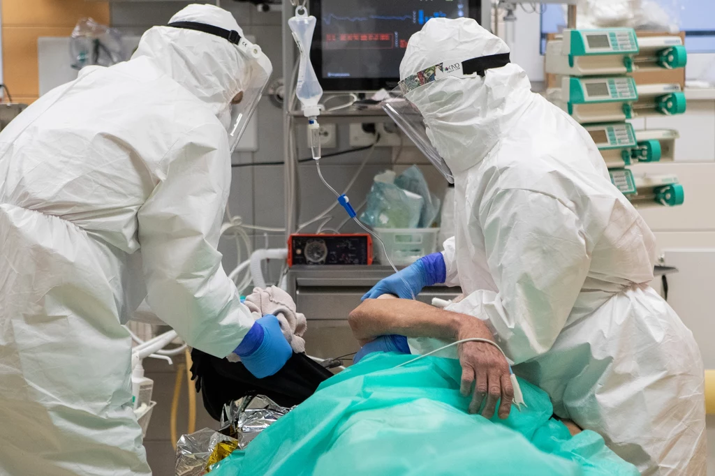 Lublin. Szpital Kliniczny Nr 4. Praca medyków z czerwonej strefy oddziału ratunkowego, gdzie przyjmowani są pacjenci z podejrzeniem COVID-19 Lublin. Szpital Kliniczny Nr 4. Praca medyków z czerwonej strefy oddziału ratunkowego, gdzie przyjmowani są pacjenci z podejrzeniem COVID-19
