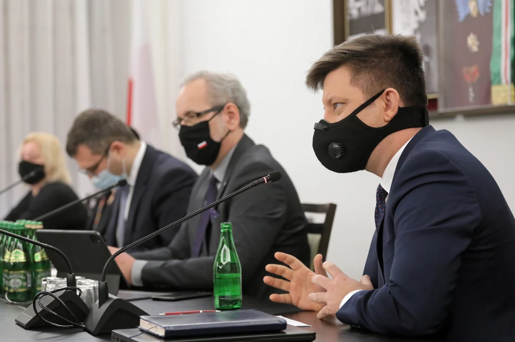 Michał Dworczyk na posiedzeniu senackiej komisji zdrowia. Michał Dworczyk na posiedzeniu senackiej komisji zdrowia.