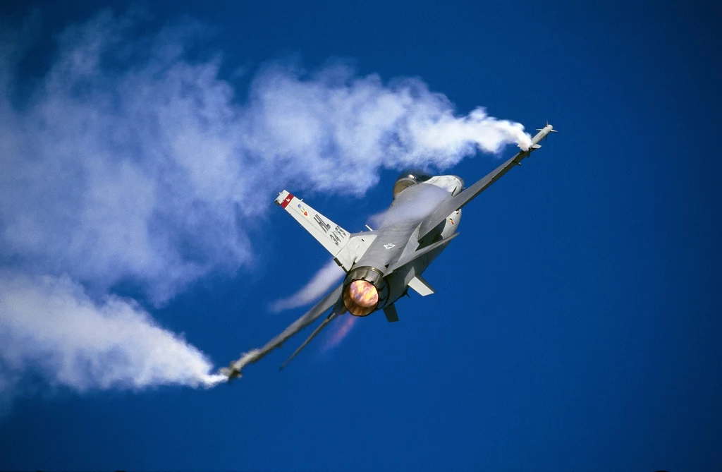 Amerykanie testują nowe uzbrojenie na samolotach F-16 i F-35 Amerykanie testują nowe uzbrojenie na samolotach F-16 i F-35
