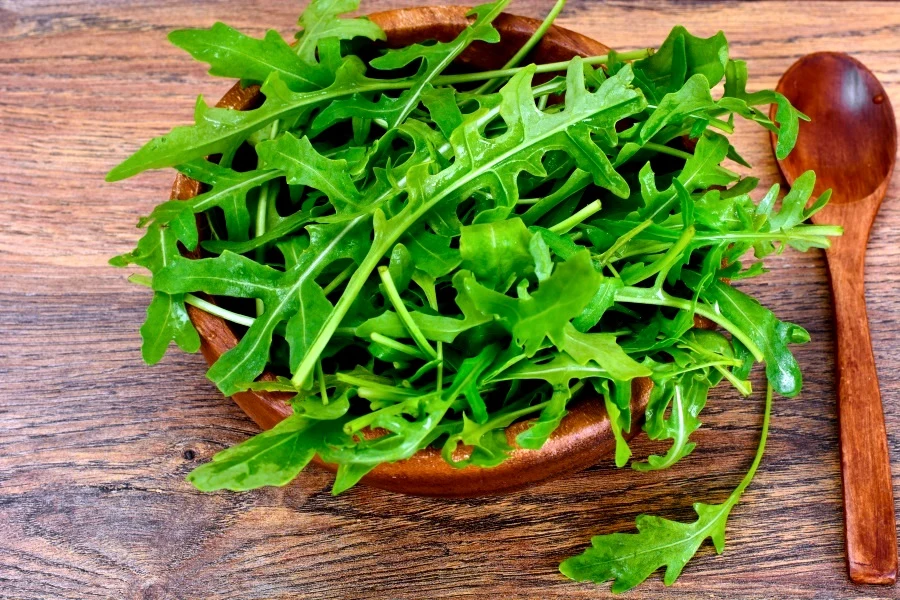 Rukola ułatwia trawienie i jest świetnym zamiennikiem bazylii. Praktycznie nie zauważysz różnicy w smaku