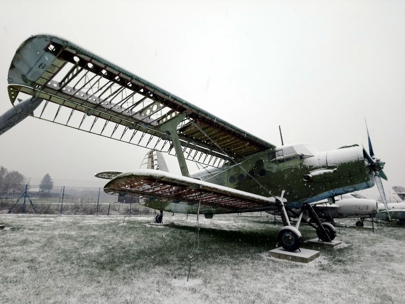 An-2 na ekspozycji Muzeum Sił Powietrznych, doskonale widoczna konstrukcja skrzydeł An-2 na ekspozycji Muzeum Sił Powietrznych, doskonale widoczna konstrukcja skrzydeł