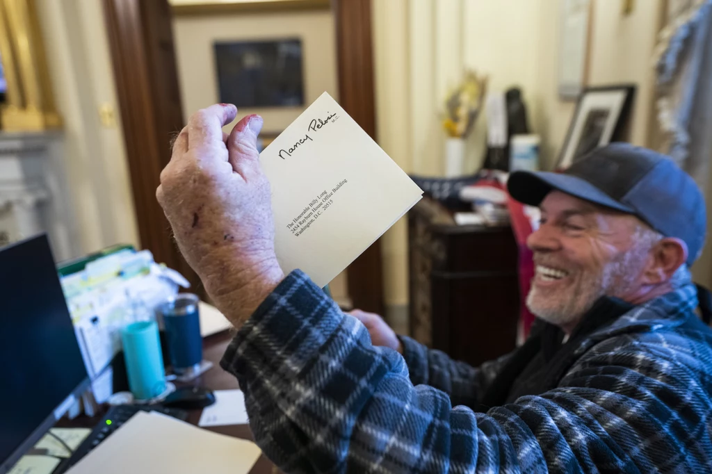 60-letni Richard Barbett z Gravette w stanie Arkansas został sfotografowany w gabinecie Nancy Pelosi, gdy przeszukiwał biurko spikerki Izby Reprezentantów. Mężczyzna został aresztowany w piątek. Postawiono mu między innymi zarzuty nielegalnego wtargnięcia do budynku czy kradzieży. 60-letni Richard Barbett z Gravette w stanie Arkansas został sfotografowany w gabinecie Nancy Pelosi, gdy przeszukiwał biurko spikerki Izby Reprezentantów. Mężczyzna został aresztowany w piątek. Postawiono mu między innymi zarzuty nielegalnego wtargnięcia do budynku czy kradzieży.