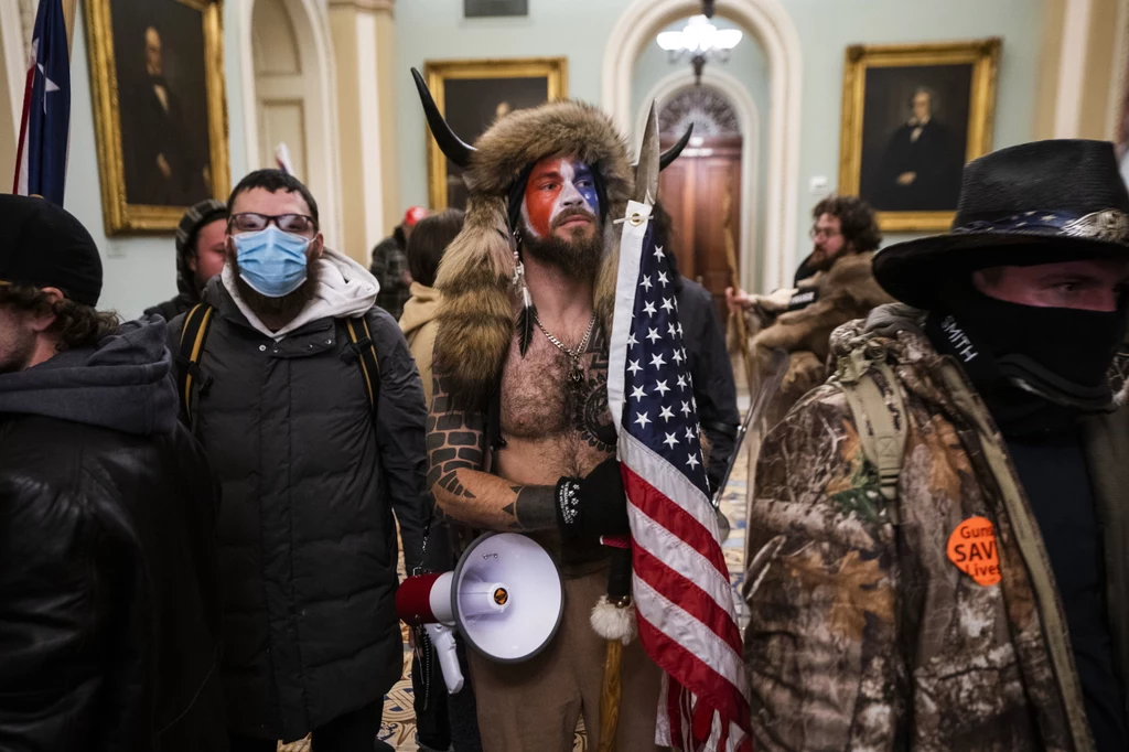 33-letni Jacob Anthony Chansley to niespełniony aktor, który mieszka z matką. Zwolennik Donalda Trumpa jest też wyznawcą teorii spiskowych. Do Kapitolu wtargnął ubrany jedynie w spodnie i futrzaną czapę z rogami. Chansley oskarżony jest o nielegalne wtargnięcie do budynku oraz czyny o charakterze chuligańskim. 33-letni Jacob Anthony Chansley to niespełniony aktor, który mieszka z matką. Zwolennik Donalda Trumpa jest też wyznawcą teorii spiskowych. Do Kapitolu wtargnął ubrany jedynie w spodnie i futrzaną czapę z rogami. Chansley oskarżony jest o nielegalne wtargnięcie do budynku oraz czyny o charakterze chuligańskim.