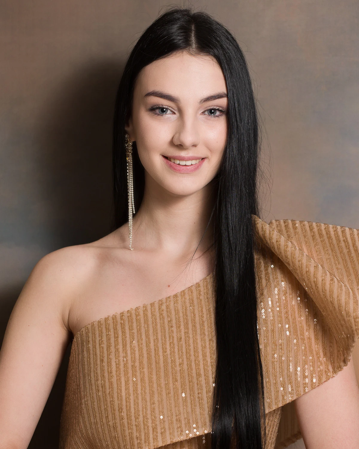14. WIKTORIA KOZIK, Chełm. Mam 18 lat. Jestem w ostatniej klasie liceum, w której przygotowuję się do matury. Jestem tancerką z wieloma tytułami i wyróżnieniami na arenie ogólnopolskiej. Od niedawna jestem również instruktorem tańca. Po skończeniu szkoły chciałabym rozpocząć studia na moim wymarzonym kierunku, jakim jest audiofonologia i protetyka słuchu w Warszawie. Interesuje się również sportem, językiem i kulturą krajów anglojęzycznych, biologią oraz rozwój osobisty.