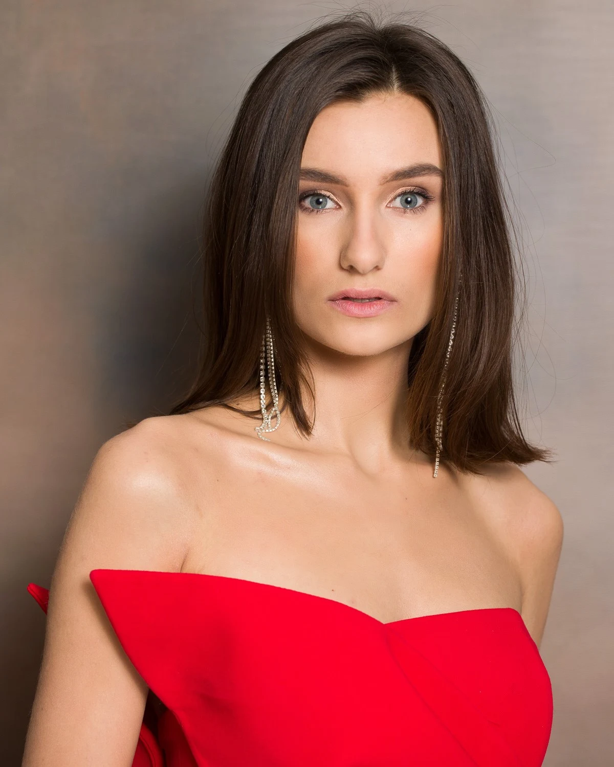 15. OLGA KRÓL, Turobin. Mam 19 lat i jestem tegoroczną maturzystką. W przyszłości chciałabym pracować jako prezenterka telewizyjna, łącząc to z pracą modelki. Interesuję się zdrowym stylem życia, makijażem, podróżami. Uwielbiam piec ciasta, czytać książki i spotykać się ze znajomymi. Chciałabym w przyszłości angażować się w działalność charytatywną na rzecz schronisk dla zwierząt. Jestem otwarta na nowe wyzwania! 
