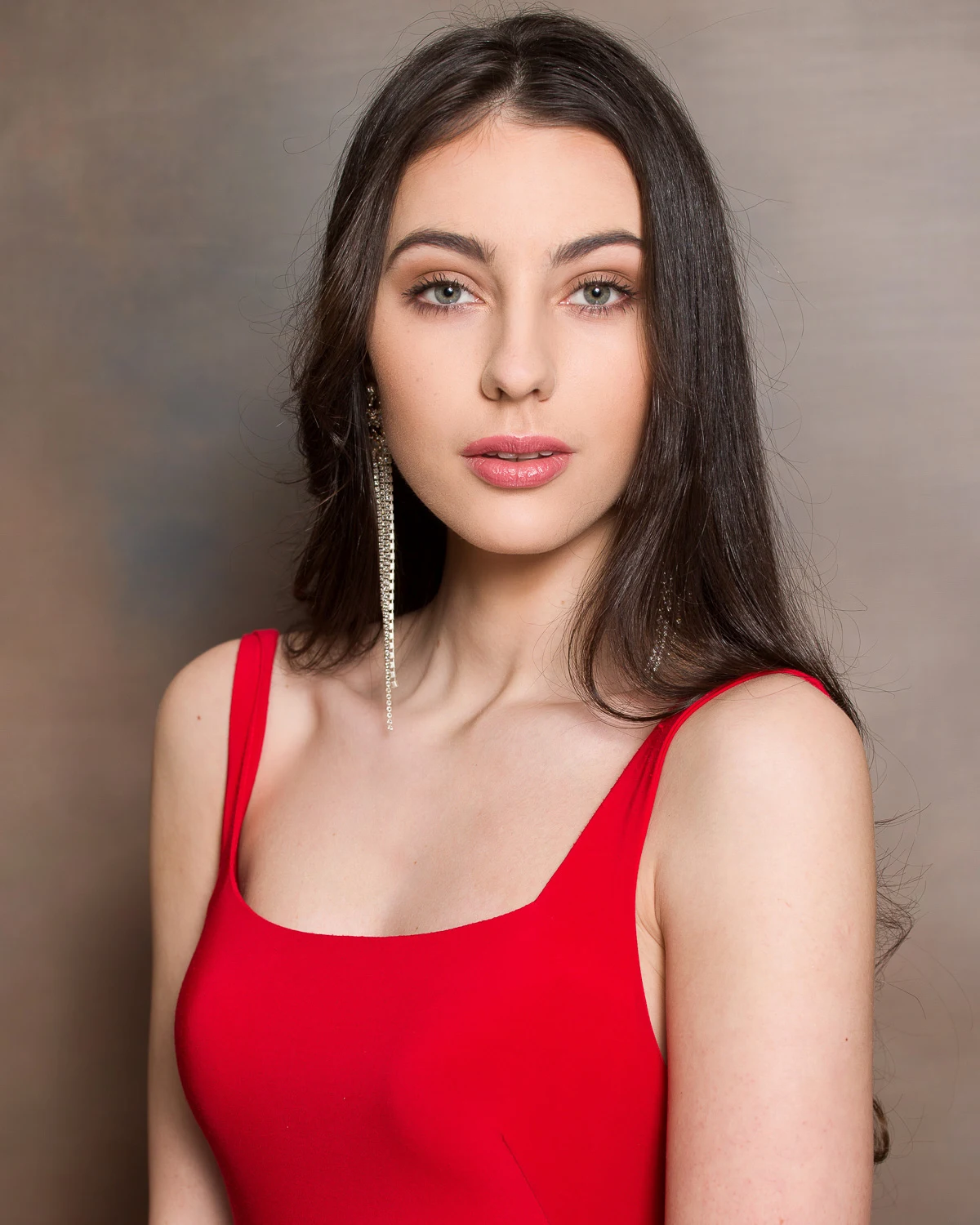 19. ANITA SAWICKA, Lidzbark Warmiński. Mam 21 lat. Jestem studentką 3 roku prawa oraz mam ogromną nadzieje, że uda mi się za kilka lat zdać aplikację adwokacką; i nie, nie uprawiam crossfitu ani nie jestem weganką! Bo to pierwsze pytania jakie słyszę, kiedy mówię co studiuję. Kocham cukiernictwo, niemiecką motoryzację i bardzo chciałabym nauczyć się driftować! Przez kilka lat uczęszczałam na zajęcia teatralne i udało nam się razem z dziewczynami zdobyć kilka nagród.