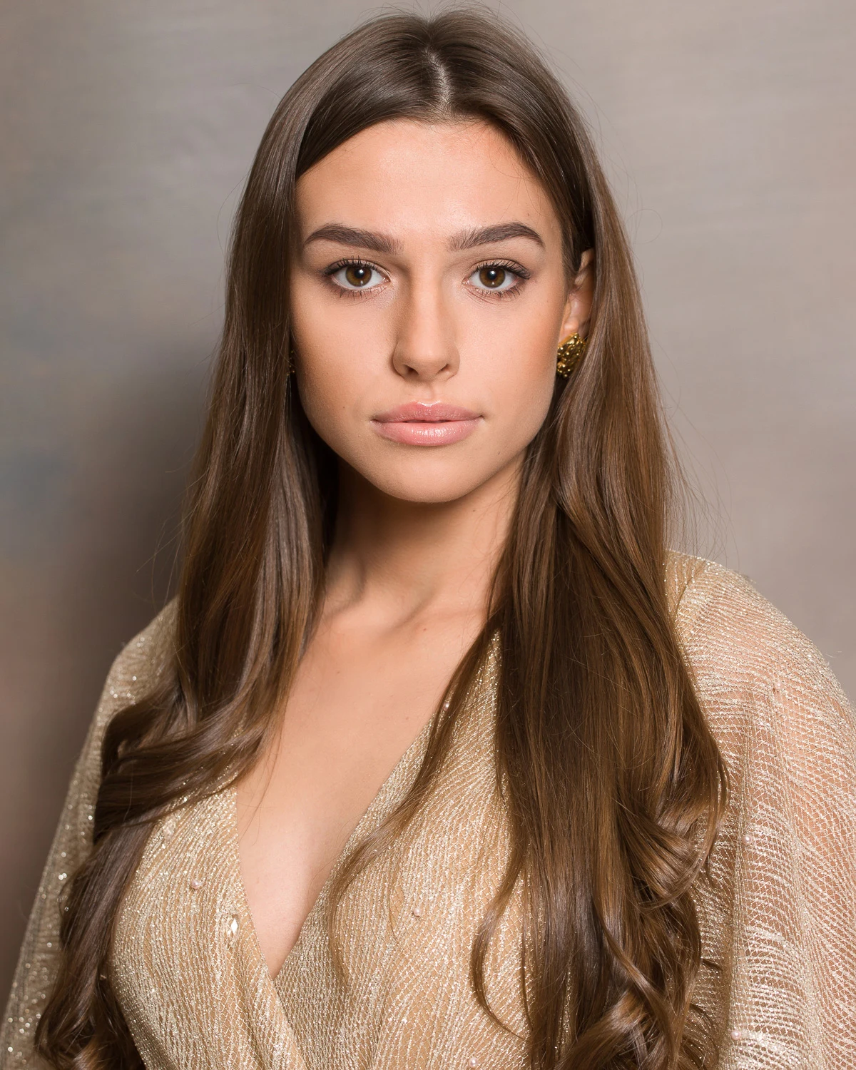 21. DOMINIKA WÓJCIK, Moszczenica. Mam 19 lat. Jestem tegoroczną maturzystką. Chcę studiować na kierunku Bezpieczeństwo Wewnętrzne i w przyszłości rozpocząć pracę w służbach mundurowych. Od wielu lat jestem strażaczką, która uwielbia piec i gotować. To takie moje zabawy z ogniem. Na szczęście do tej pory jeszcze nic nie podpaliłam. 