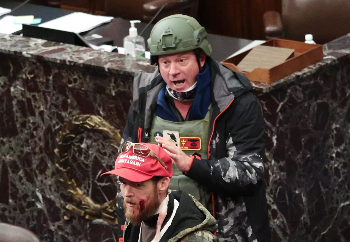 Larry Brock został zatrzymany w Teksasie. Według "The New Yorker" mężczyzna jest emerytowanym podpułkownikiem lotnictwa i weteranem wojennym. W Kapitolu został sfotografowany w hełmie i stroju militarnym. Przedstawiono mu między innymi zarzut nielegalnego wtargnięcia do budynku.