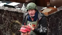 Larry Brock został zatrzymany w Teksasie. Według "The New Yorker" mężczyzna jest emerytowanym podpułkownikiem lotnictwa i weteranem wojennym. W Kapitolu został sfotografowany w hełmie i stroju militarnym. Przedstawiono mu między innymi zarzut nielegalnego wtargnięcia do budynku.