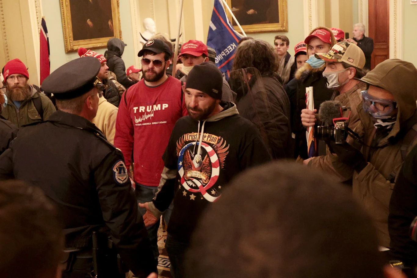 Doug Jensen został sfilmowany w trakcie agresywnego wtargnięcie na teren Kapitolu. Mężczyzna ignorował polecenia służb mundurowych. Został zatrzymany w sobotę przez FBI.