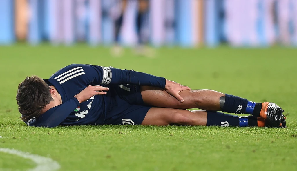 Paulo Dybala doznał kontuzji kolana w ligowym meczu z Sassuolo Paulo Dybala doznał kontuzji kolana w ligowym meczu z Sassuolo