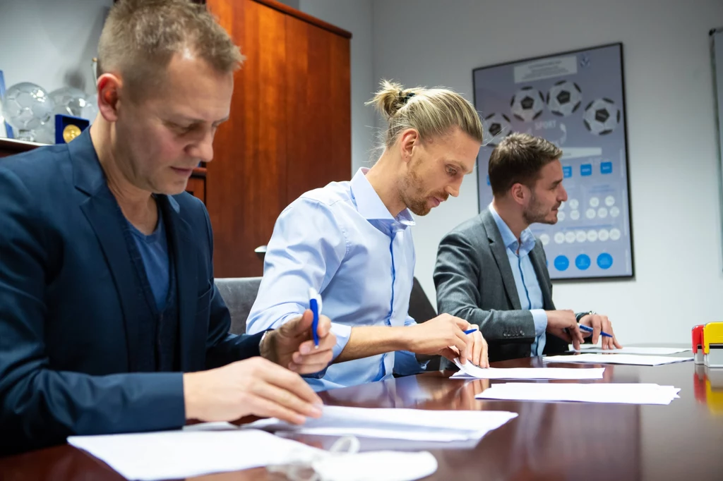 Bartosz Salamon podpisuje kontrakt z Lechem Poznań Bartosz Salamon podpisuje kontrakt z Lechem Poznań