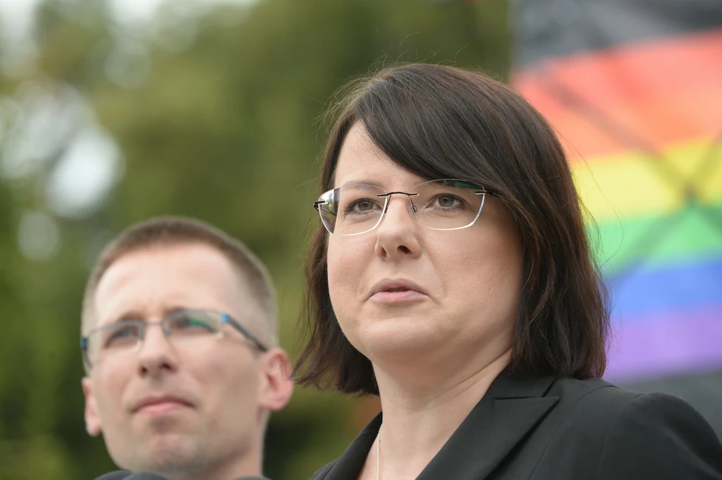 Miejsce 1. Niechlubne zwycięstwo objęła aktywistka Kaja Godek za słowa: „Nie ma czegoś takiego jak orientacja [seksualna]”. A jednak nauka ma na ten temat odmienne zdanie i orientacja seksualna istnieje. Możemy mieć do czynienia z orientacją heteroseksualną, która jest ukierunkowana na płeć przeciwną, homoseksualną – ukierunkowaną na osoby tej samej płci oraz biseksualną – ukierunkowaną na obie płcie.