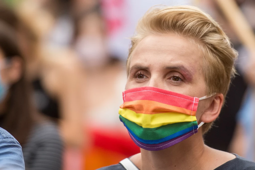 Miejsce 2. Joanna Scheuring-Wielgus, polityczka lewicy, uplasowała się na miejscu 2. za wypowiedź: „W momencie, kiedy płodowi zaczyna bić serce, możemy mówić o życiu”. Łukasz Sakowski wyjaśnia, że w rzeczywistości nowe życie w biologii rozwoju i pokoleniowości (o którą chodziło we fragmencie rozmowy) zaczyna się od pierwszego podziału komórkowego zarodka. Ewolucyjnie natomiast życie (na Ziemi) zaczęło się kilka miliardów lat temu. Systematycznie i ekologicznie niejedno życie nie ma nawet serca. Miejsce 2. Joanna Scheuring-Wielgus, polityczka lewicy, uplasowała się na miejscu 2. za wypowiedź: „W momencie, kiedy płodowi zaczyna bić serce, możemy mówić o życiu”. Łukasz Sakowski wyjaśnia, że w rzeczywistości nowe życie w biologii rozwoju i pokoleniowości (o którą chodziło we fragmencie rozmowy) zaczyna się od pierwszego podziału komórkowego zarodka. Ewolucyjnie natomiast życie (na Ziemi) zaczęło się kilka miliardów lat temu. Systematycznie i ekologicznie niejedno życie nie ma nawet serca.