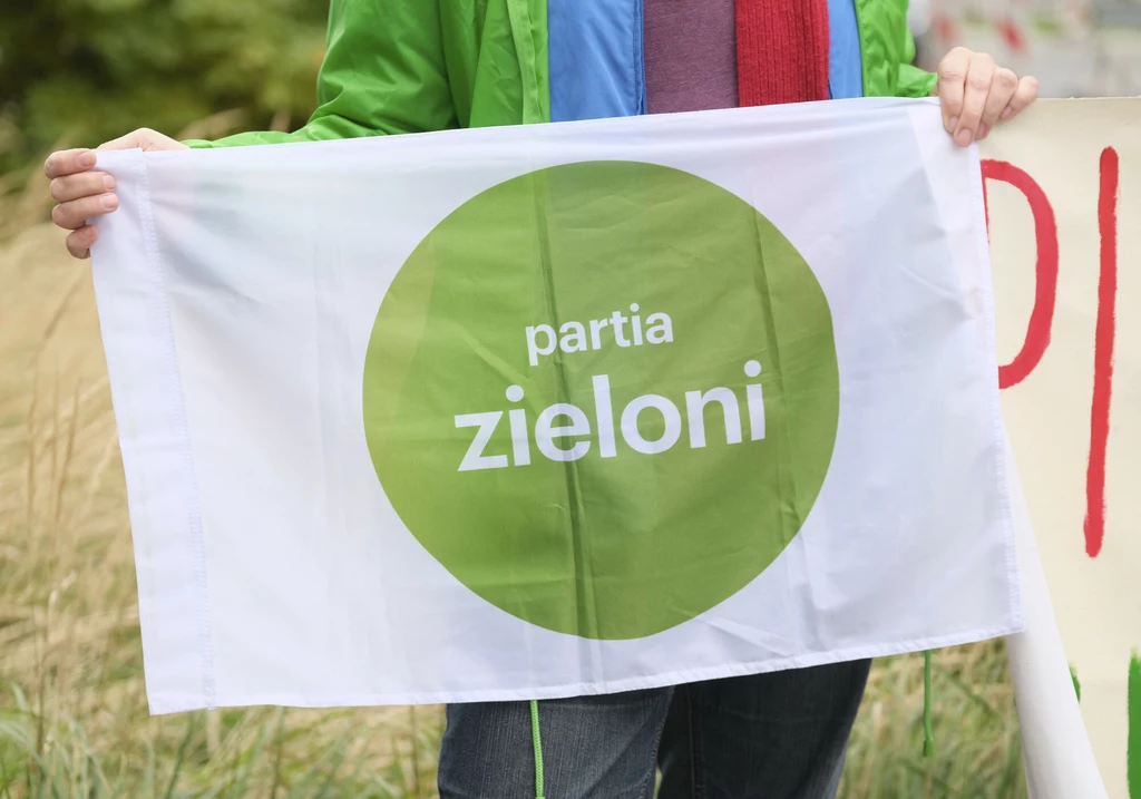 Miejsce 11. Na przedostatnim miejscu uplasowała się Partia Zielonych za wypowiedź: „Glifosat to substancja szczególnie groźna i rakotwórcza”, która padła podczas walki o zakazanie jego stosowania. Glifosat to jeden z najlepiej przebadanych herbicydów i straszenie, że jest on szkodliwy i rakotwórczy przeczy licznym badaniom. Okazuje się, że toksyczność glifosatu jest mniejsza niż witaminy D czy kofeiny. Nie ma też dowodów na jego rakotwórcze działanie. Miejsce 11. Na przedostatnim miejscu uplasowała się Partia Zielonych za wypowiedź: „Glifosat to substancja szczególnie groźna i rakotwórcza”, która padła podczas walki o zakazanie jego stosowania. Glifosat to jeden z najlepiej przebadanych herbicydów i straszenie, że jest on szkodliwy i rakotwórczy przeczy licznym badaniom. Okazuje się, że toksyczność glifosatu jest mniejsza niż witaminy D czy kofeiny. Nie ma też dowodów na jego rakotwórcze działanie.