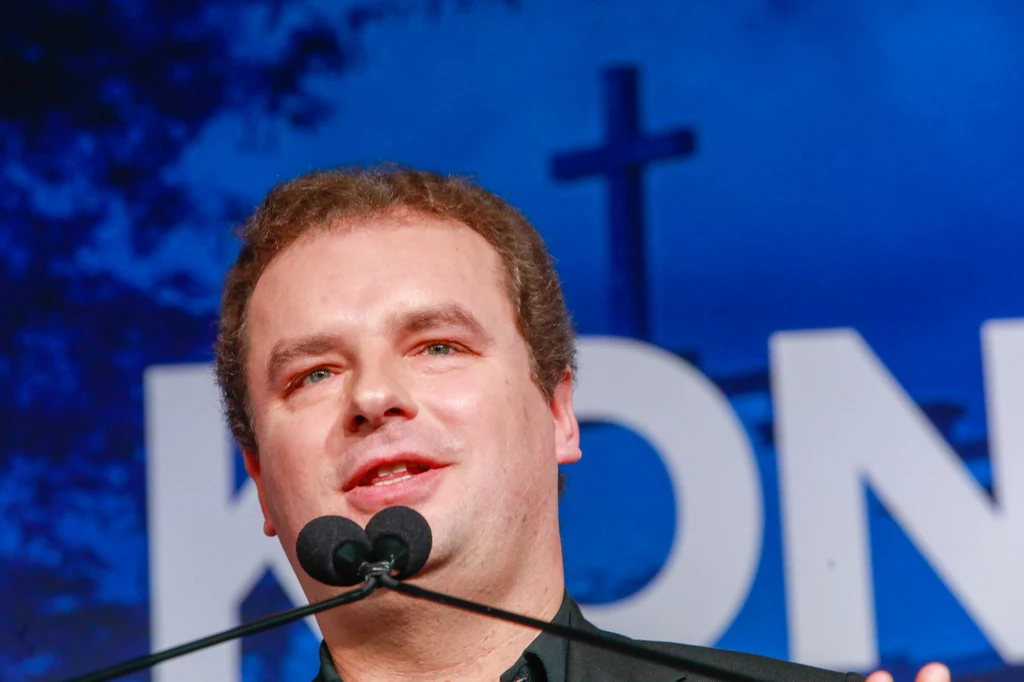Miejsce 12. Ranking zamyka Jacek Wilk z Konfederacji za słowa: „Nawet w 80-90 proc. wyniki testów RT-PCR [na koronawirusa] są błędne”. Nie jest to informacja zgodna z prawdą, ponieważ wyniki fałszywie dodatnie, czyli wskazujące na obecność wirusa, gdy go nie ma, w tym teście są bardzo rzadkie - stanowią od ułamka do kilku procent. Najczęstszą przyczyną jest zanieczyszczenie probówki. Może się też zdarzyć, że test zostanie wykonany pod koniec namnażania się wirusa – wtedy kolejny będzie już negatywny, a my zostaniemy z poczuciem, że pierwszy test był fałszywie negatywny, co w tym przypadku nie jest prawdą. Częściej mogą się zdarzyć wyniki fałszywie ujemne, kiedy wirus nie zostaje wykryty, ale nadal statystykom takich błędów daleko do 80-90 proc.