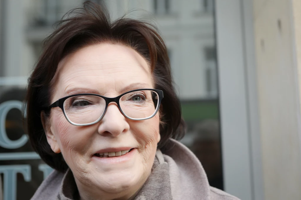 Do najnowszej edycji plebiscytu zostało nominowanych 12 wypowiedzi, które były na bakier z wiedzą naukową. Do zwycięzcy trafi wirtualna statuetka Alternatywnej Zięby. W ubiegłym roku zdobyła ją Ewa Kopacz za wypowiedź: „Przypomnę strasznie dawne czasy, wtedy jeszcze dinozaury były, a ludzie nie mieli strzelb, żadnej broni nowoczesnej, która pozwoliłaby ich zabić. Wie pani, co robili? Rzucali kamieniami w tego dinozaura.” Warto nadmienić, że dinozaury wyginęły około 66 milionów lat temu, czyli na długo przed pojawieniem się człowieka. Do najnowszej edycji plebiscytu zostało nominowanych 12 wypowiedzi, które były na bakier z wiedzą naukową. Do zwycięzcy trafi wirtualna statuetka Alternatywnej Zięby. W ubiegłym roku zdobyła ją Ewa Kopacz za wypowiedź: „Przypomnę strasznie dawne czasy, wtedy jeszcze dinozaury były, a ludzie nie mieli strzelb, żadnej broni nowoczesnej, która pozwoliłaby ich zabić. Wie pani, co robili? Rzucali kamieniami w tego dinozaura.” Warto nadmienić, że dinozaury wyginęły około 66 milionów lat temu, czyli na długo przed pojawieniem się człowieka.