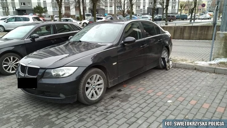 Auto stało na jednym z skarżyskich parkingów