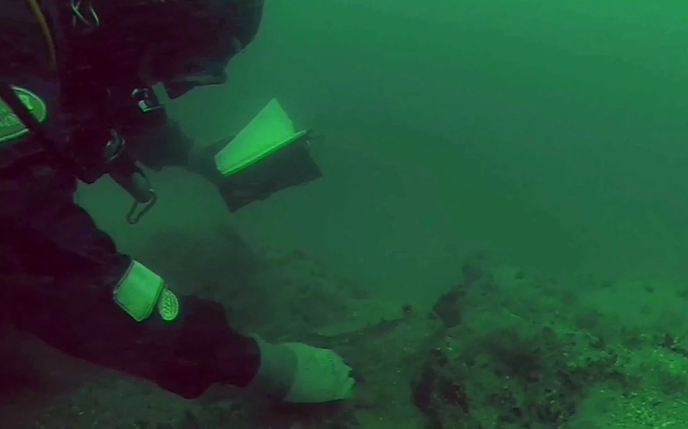 Niesamowite odkrycie miało miejsce na dnie morskim w pobliżu niezamieszkanej wyspy Razende Bol, która znajduje się tuż przy wybrzeżu holenderskiej wyspy Texel w Holandii Północnej. Nurkowie będą kontynuowali poszukiwania. Liczą, że znajdą nie tylko kolejne artefakty, ale i wrak słynnego okrętu.