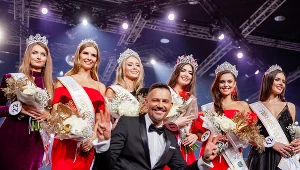 Krzysztof Ibisz z uczestniczkami ubiegłorocznego konkursu Miss Polski