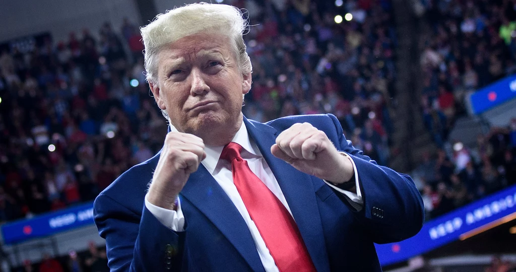 Jeffrey "Trump" Shih nie spodziewał się wtedy, iż polityka może przynieść mu znaczący skok popularności. Tak się jednak stało, a w ostatnich dniach esportowowiec mógł liczyć na przypływ fanów. Jeffrey "Trump" Shih nie spodziewał się wtedy, iż polityka może przynieść mu znaczący skok popularności. Tak się jednak stało, a w ostatnich dniach esportowowiec mógł liczyć na przypływ fanów.