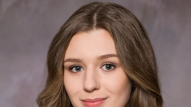 24. Laura Walczak, Lędziny

Mam 18 lat. Uczęszczam do Liceum Ogólnokształcącego w Bieruniu. Z zamiłowania do nauki biologii wybrałam profil biologiczno-chemiczny, aby następnie udać się na studia stomatologiczne. Moją największą pasją jest szeroko pojęty świat mody i modeling, z którym także wiążę przyszłość. Kiedy tylko mogę, czynnie angażuję się w różnorodne akcje charytatywne, aktywnie spędzam czas, interesuję się również podróżowaniem i kulturą azjatycką. 
