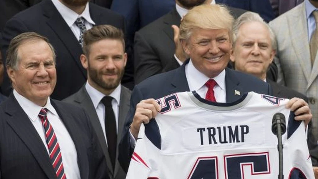 Bill Bilichick (po lewej), Donald Trump (po prawej) Bill Bilichick (po lewej), Donald Trump (po prawej)