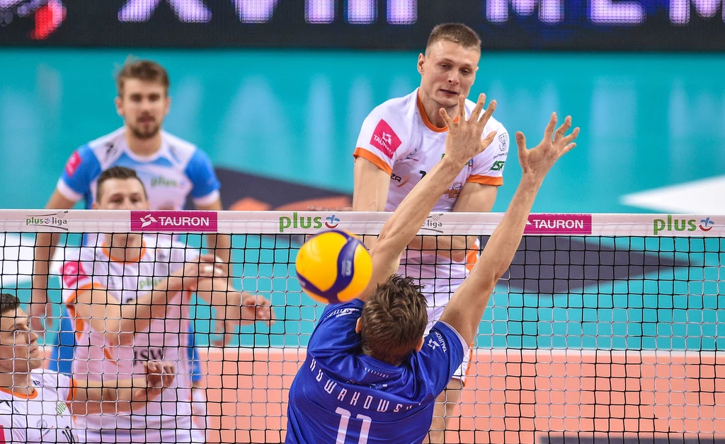 Jurij Gladyr (atakuje) i Piotr Nowakowski stoczyli w czasie meczu Jastrzębskiego Węgla z Vervą wiele pojedynków nad siatką Jurij Gladyr (atakuje) i Piotr Nowakowski stoczyli w czasie meczu Jastrzębskiego Węgla z Vervą wiele pojedynków nad siatką