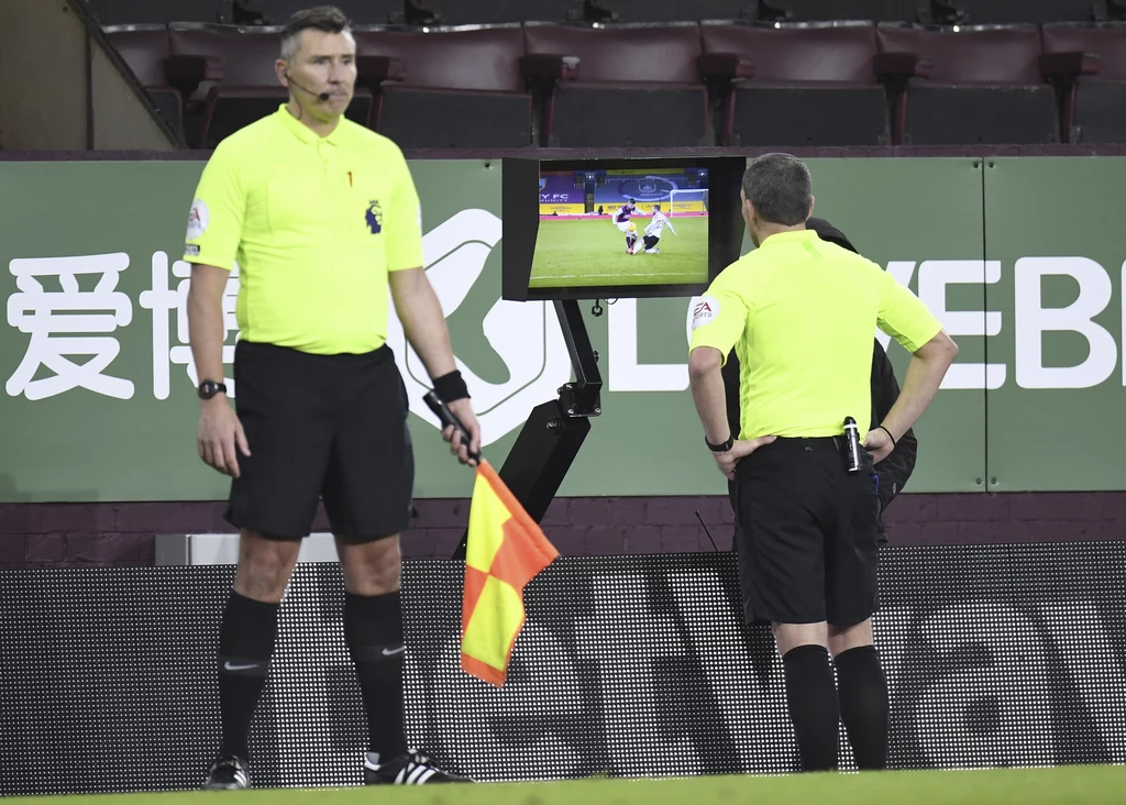 Sędzia Kevin Friend miał trudny orzech do zgryzienia Sędzia Kevin Friend miał trudny orzech do zgryzienia