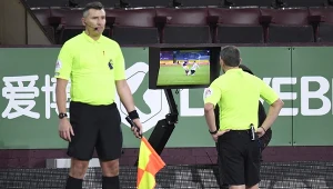 Sędzia Kevin Friend miał trudny orzech do zgryzienia