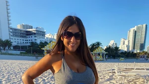 Claudia Romani ćwiczy jogę na plaży