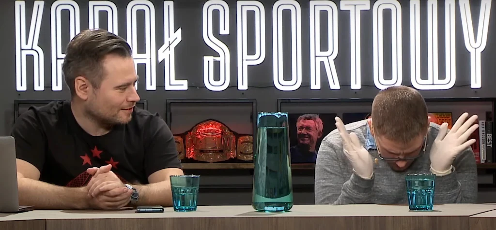 Krzysztof Stanowski i parodiujący 'Que' Sebastian Fabijański w programie "Hejt Park". Krzysztof Stanowski i parodiujący 'Que' Sebastian Fabijański w programie "Hejt Park".