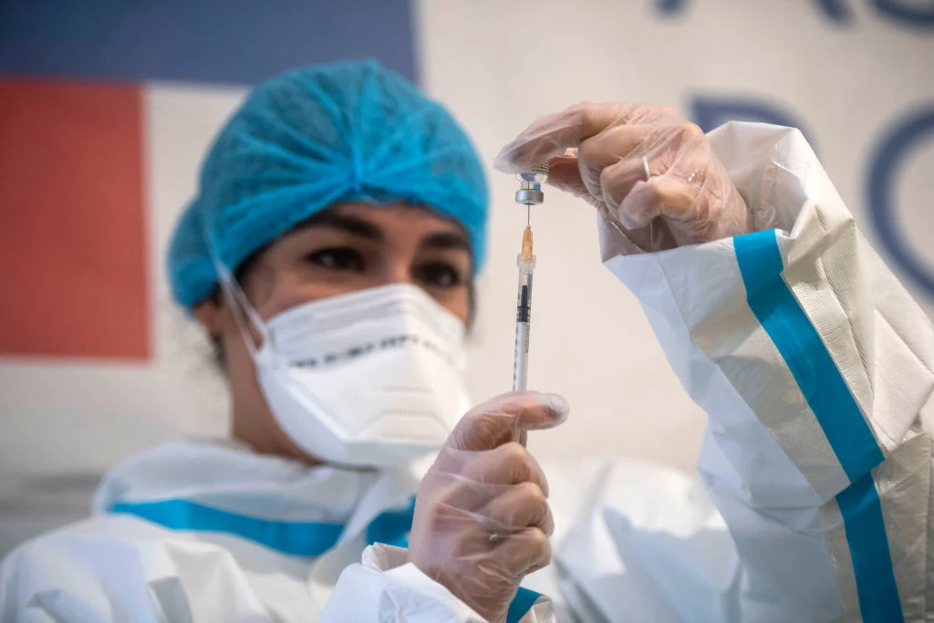 Mamy szansę w tym roku pokonać epidemię, ale szczepienia masowe są w tym procesie kluczowe - mówi ekspert Mamy szansę w tym roku pokonać epidemię, ale szczepienia masowe są w tym procesie kluczowe - mówi ekspert