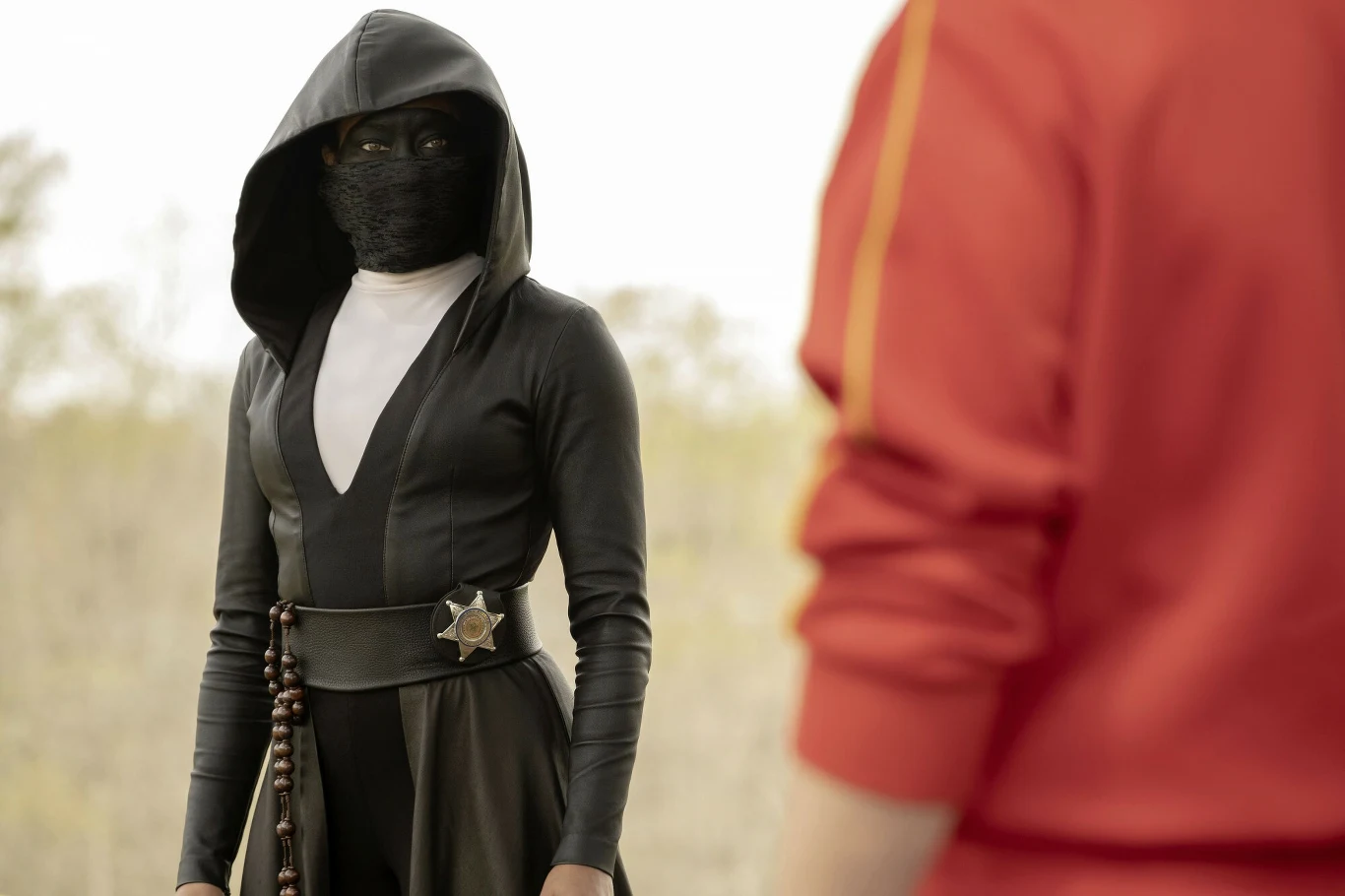 Najnowsza kreacja artystki pochodzi z - jakżeby inaczej - serialu. King wcieliła się w Angelę Abar, zamaskowaną superbohaterkę w produkcji HBO "Watchmen" Damona Lindelofa, osadzoną w alternatywnym świecie historię, w której tytułowi strażnicy wyjęci są spod prawa. W minionym roku otrzymała za swoją kreację czwartą już w karierze nagrodę Emmy, a sama produkcja została uznana za najlepszy serial limitowany.