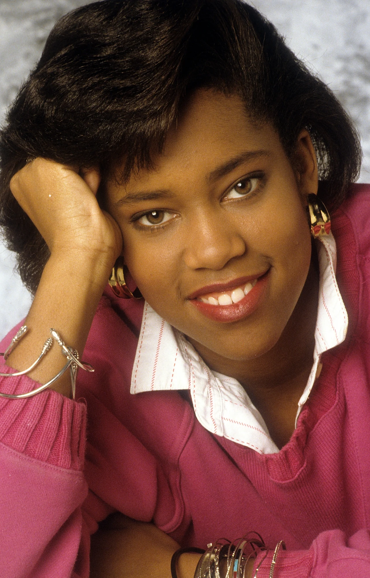 Regina King urodziła się 15 stycznia 1971 roku w Los Angeles. Miała zaledwie 14 lat, gdy zrobiło się o niej głośno za sprawą roli w serialu telewizyjnym "227". Z produkcją była związana aż do 1990 roku. To w niej dostrzegł ją John Singleton, który zauroczony jej talentem, obsadził ją w trzech swoich kolejnych filmach: słynnych "Chłopakach z sąsiedztwa" (1991), a także w melodramacie "Poetic Justice - film o miłości" (1993) i obyczajowych "Studentach" (1995).