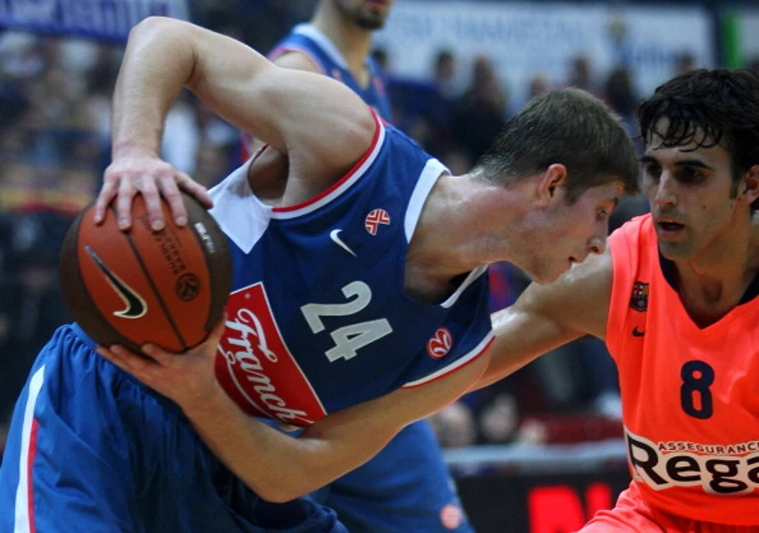 Karlo Vragović (z piłką)