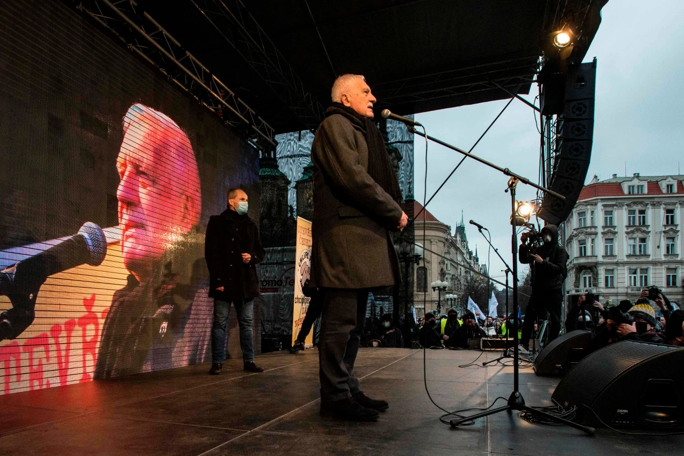 Były prezydent Vaclav Klaus przemawiał podczas protesty przeciwników rządowych ograniczeń z powodu pandemii koronawirusa Były prezydent Vaclav Klaus przemawiał podczas protesty przeciwników rządowych ograniczeń z powodu pandemii koronawirusa